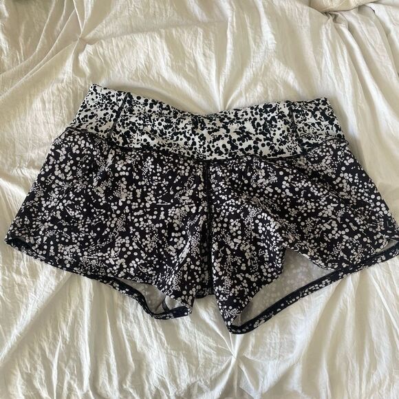 Lululemon speed up short size 4 with 4 inch inseam, like new condition - Picture 2 of 6